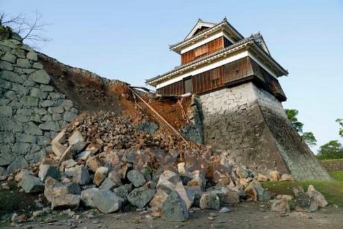 Bức tường đá tại lâu đài Kumamoto bị phá hủy sau trận động đất ở tỉnh Kumamoto. Ảnh chụp trong ngày 15/4. (Nguồn: Kyodo/TTXVN)