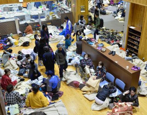 Hàng trăm người dân đã được sơ tán tới các điểm lánh nạn tạm thời sau trận động đất ở ở Mifune, tỉnh Kumamoto. (Nguồn: Kyodo/TTXVN)