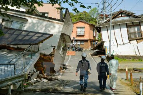Những căn nhà bị phá hủy sau trận động đất mạnh ở Mashiki, tỉnh Kumamoto, Nhật Bản. (Nguồn: Kyodo/TTXVN)
