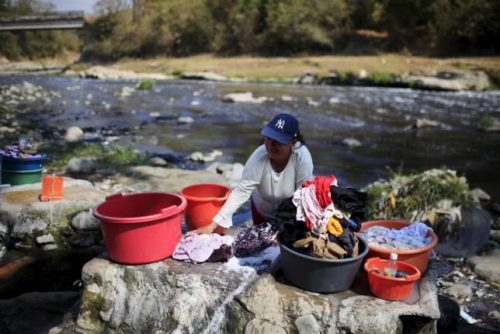 Phụ nữ giặt quần áo của họ tại sông Acelhuate, El Salvador ngày 23/2 (Nguồn: Reuters)