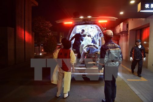 Chuyển người bị thương tới bệnh viện ở thành phố Kumamoto sau động đất ngày 16/4 (Nguồn: AFP/TTXVN)