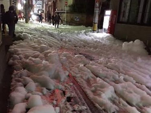 Bọt khí bí ấn xuất hiện trên đường phố Nhật Bản (Nguồn: RT)