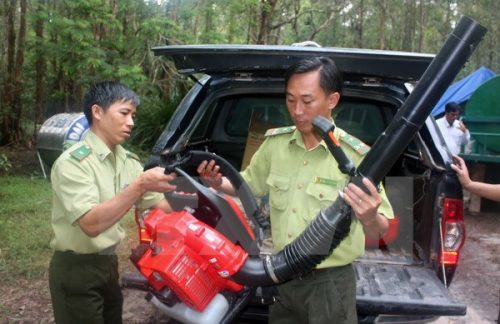 Lực lượng kiểm lâm Vườn Quốc gia Phú Quốc chuẩn bị sẵn sàng phương tiện dập lửa khi phát hiện cháy xảy ra. (Ảnh: Lê Huy Hải/TTXVN)