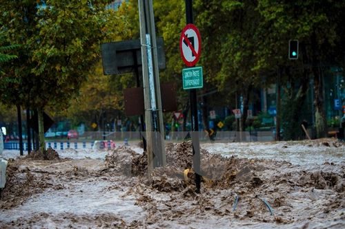 Cảnh ngập lụt do mưa lớn tại Santiago, Chile ngày 17/4 (Nguồn: AFP/TTXVN)