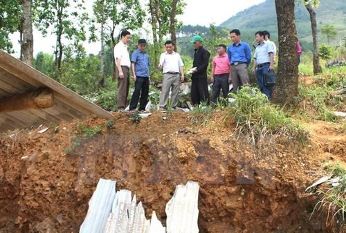 Phó chủ tịch tỉnh Hà Giang kiểm tra công tác khắc phục hậu quả (Ảnh: Duy Tuấn/TTXVN)