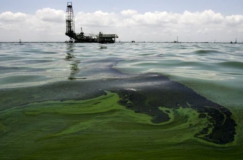 Dầu nổi trên mặt nước ở gần nhà máy sản xuất dầu ở hồ Macaraibo (Venezuela). Nơi đây chịu ảnh hưởng nặng nề do rò rỉ dầu từ các ống dẫn cũ. (Nguồn: Techinsider)