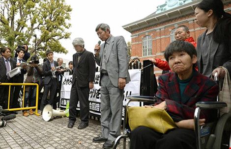 Ông Hideki Sato (giữa), lãnh đạo một nhóm vận động hỗ trợ các bệnh nhân Minamata, phát biểu sau khi tòa án từ chối ông nhận năm người mắc bệnh Minamata vào năm 2014 (Ảnh: Kyodo)