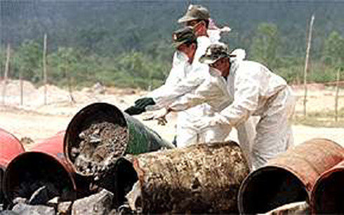Các nhân viên xử lý số chất thải độc hại của Formosa (Ảnh: BBC)