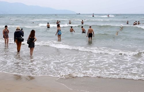 Bãi biển Mỹ Khê - Đà Nẵng vẫn xanh, sạch, đẹp mọi hoạt động tắm biển vui chơi của người dân và du khách diễn ra bình thường (Ảnh: Trần Lê Lâm/TTXVN)