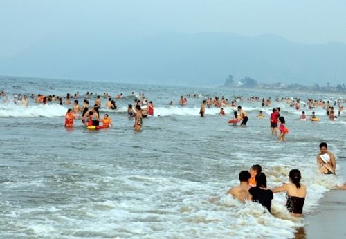 Bãi tắm ở biển Thiên Cầm (Cẩm Xuyên, Hà Tĩnh). 