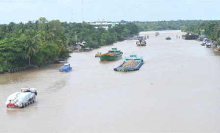 Giao thông đường thủy trên sông Hồng. Ảnh minh họa. 