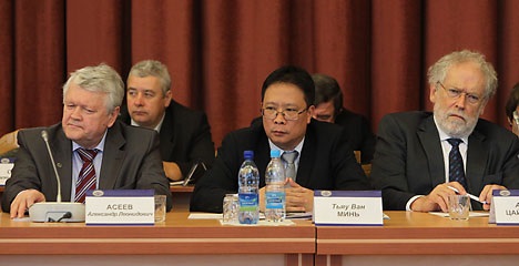 GS-VS Châu Văn Minh (giữa) trong một buổi làm việc với chuyên gia nước ngoài (Ảnh tư liệu: nld.com.vn)