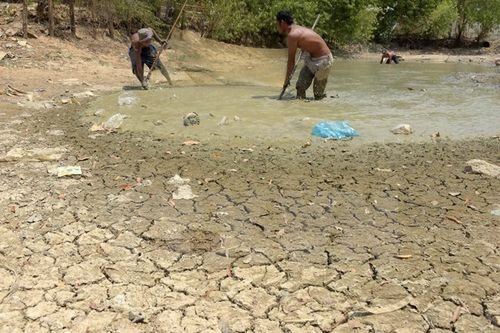 Một hồ cạn khô nước do hạn hán và nắng nóng kéo dài tại tỉnh Kandal ngày 27/4 (Ảnh: AFP/TTXVN)