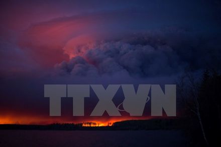 Lửa khói cháy rừng ngùn ngụt gần thành phố Fort McMurray, tỉnh bang Alberta của Canada ngày 4/5. (Nguồn: EPA/TTXVN) 