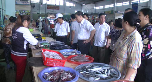 Các cơ quan chức năng lấy mẫu xét nghiệm kim loại nặng trong hải sản ngày 2 lần (Ảnh: Báo Thanh niên)