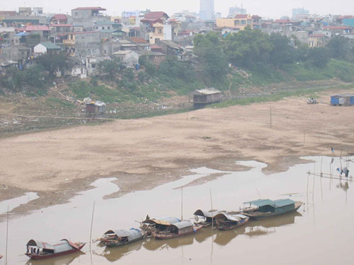 Sông Hồng (đoạn chảy qua TP Hà Nội) đang dần cạn kiệt nước (Ảnh: Thành Trung) 