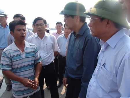 Bộ trưởng Cao Đức Phát tiếp xúc với ngư dân tại Cảng cá Thuận An. Ảnh: Đ.K