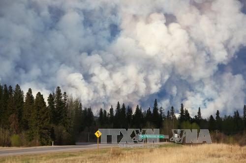  Khói bốc lên từ đám cháy rừng ở Fort McMurray, Alberta ngày 5/5 (Ảnh: AFP/TTXVN)