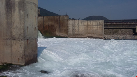 Cống xả nước thải nhà máy nhiệt điện Vũng Áng 1 (Ảnh: TP)