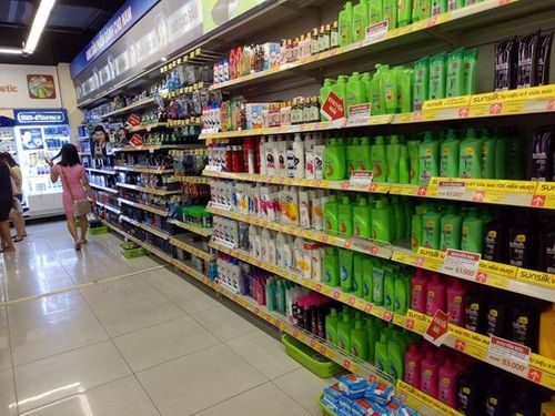 Quầy bán mỹ phẩm tại siêu thị Mipec (Hà Nội) vẫn ngập tràn những sản phẩm bị thu hồi. (Ảnh chụp ngày 8/5/2016)