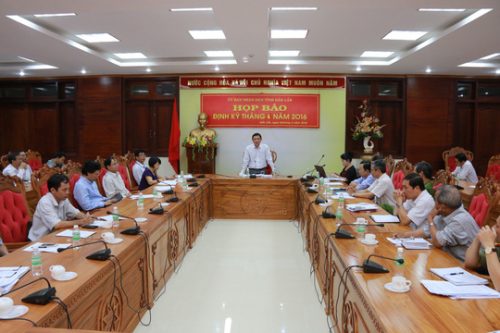  Phó chủ tịch UBND tỉnh Đắk Lắk Nguyễn Tuấn Hà trả lời câu hỏi tại buổi họp báo