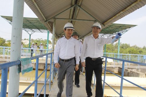 Ông Nguyễn Xuân Anh, Bí thư Thành ủy Đà Nẵng (trái) khảo sát tại nhà máy nước Cầu Đỏ
