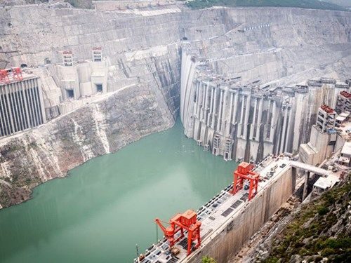 Nhiều đập thủy điện khổng lồ đã được Trung Quốc dựng lên để chặn dòng chảy của các con sông bắt nguồn từ Tây Tạng