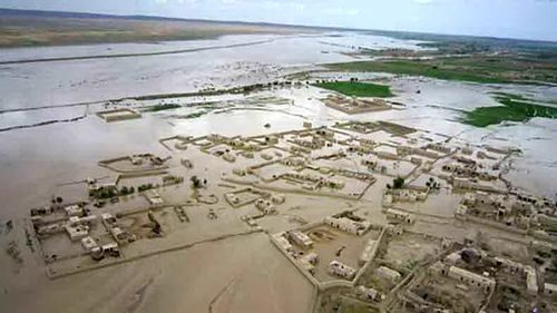 Lũ lụt quét qua một ngôi làng (Nguồn: newsx.com)