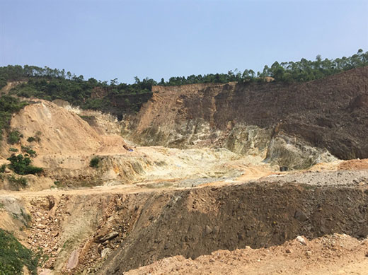 Khoáng sản chất cao như núi tại khu vực dự án chăn nuôi trồng rừng của DN Huy Hoàng