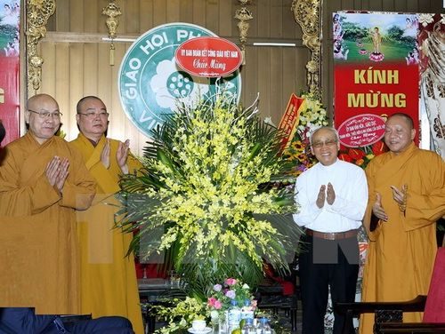 Đoàn đại biểu Ủy ban Đoàn kết Công giáo Việt Nam đến chúc mừng Giáo hội Phật giáo Việt Nam nhân dịp Đại lễ Phật đản 2016 - Phật lịch 2560 (Ảnh: Nguyễn Dân/ TTXVN)