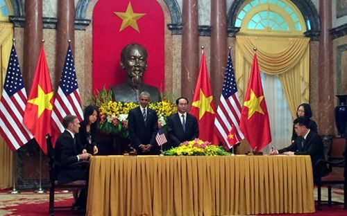 Lễ ký kết đã diễn ra dưới sự chứng kiến của Chủ tịch nước Việt Nam Trần Đại Quang và Tổng thống Hoa Kỳ Barack Obama.