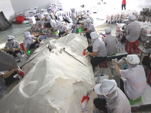 Đóng gói muối ăn tại xưởng sản xuất (Ảnh: Vũ Sinh/TTXVN)