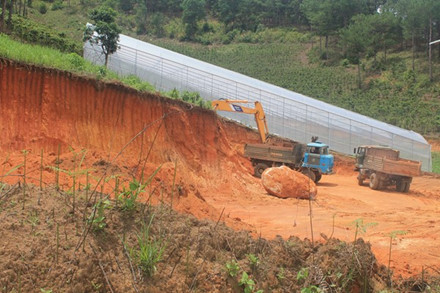 Khu vực dưới chân đèo Tà Nung, TP. Đà Lạt, tình trạng san ủi, lấn chiếm đất rừng lấy đất sản suất nông nghiệp cũng đang xảy ra.