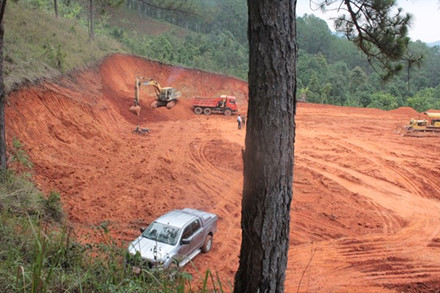 Một số khu vực khác tình trạng san ủi, lấn chiếm đất rừng lấy đất sản suất nông nghiệp cũng đang xảy ra ồ ạt.