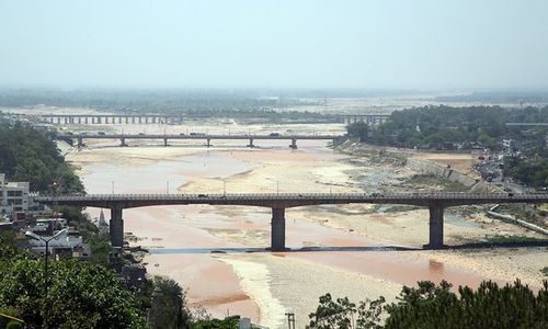 Sông Tawi ở Kashmir, Ấn Độ bị cạn (Ảnh: Jaipal Singh/EPA)