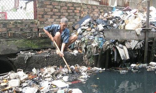 Một dòng kênh “chết” do ô nhiễm nguồn nước