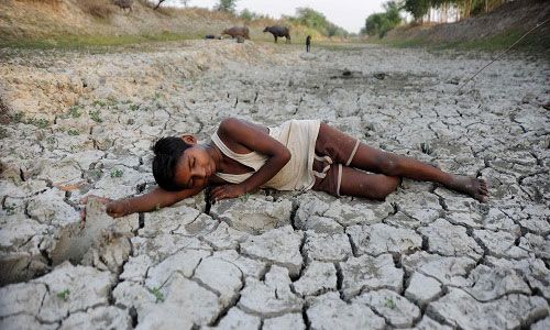 Người dân Ấn Độ không có nước ống và tưới tiêu do hạn hán kéo dài. Ảnh: The Huffington Post.