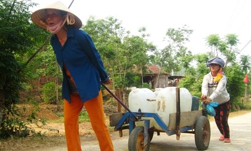 Bà Huỳnh Thị Lý đang dùng xe kéo để đẩy nước sạch về nhà.