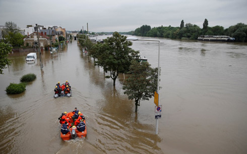  Các nhân viên cứu hộ dùng xuồng nhỏ tham gia cứu hộ trên sông Seine. (Ảnh: AFP)
