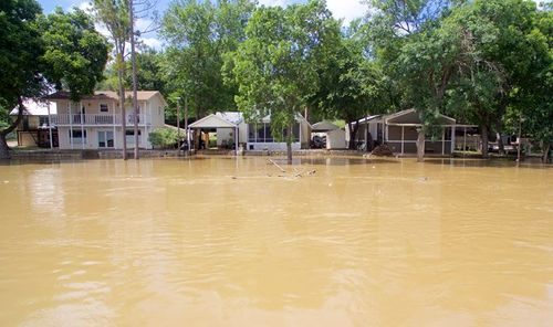 Mưa lớn gây ngập lụt tại Granbury, bang Texas ngày 4/6 (Nguồn: EPA/TTXVN)