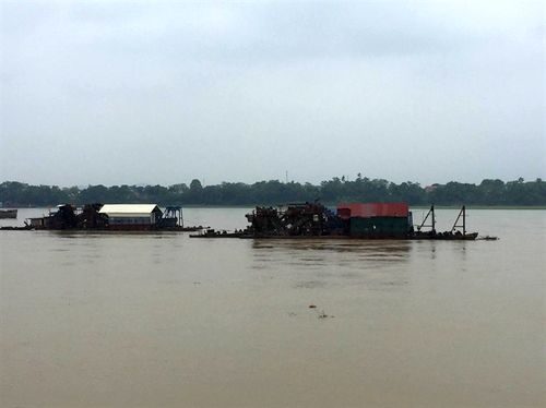 Khai thác cát tàn phá sông Hồng