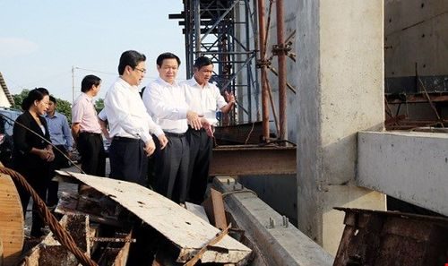 Phó Thủ tướng Vương Đình Huệ thăm cống ngăn mặn, thoát lũ Sông Kiên ở TP. Rạch Giá, tỉnh Kiên Giang (Ảnh: VGP/Thành Chung)