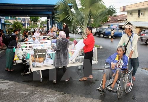 Điều trị cho các bệnh nhân bên ngoài bệnh viện M. Djamil sau động đất ở Padang, Tây Sumatra ngày 2/6. (Nguồn: EPA/TTXVN)