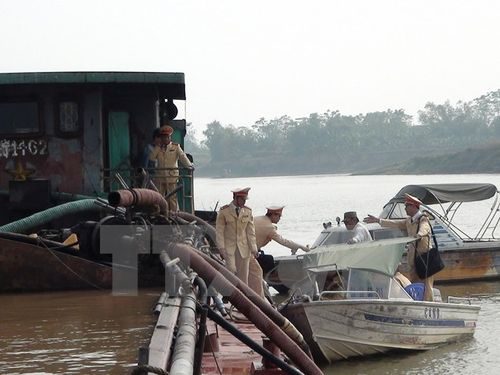 Lực lượng chức năng kiểm tra một tàu hút cát trái phép (Ảnh minh họa: Thái Hùng/TTXVN)