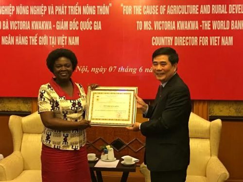 Bộ trưởng Cao Đức Phát trực tiếp trao Kỷ niệm chương cho bà Victoria Kwakwa
