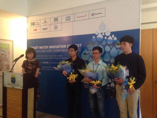 Nhóm sinh viên Đại học Bách khoa TPHCM được trao giải Nhất cuộc thi (Ảnh: Thu Cúc/chinhphu.vn)