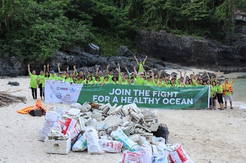 Hơn 100 tình nguyện viên chung tay dọn rác tại một số hòn đảo trong Vịnh Hạ Long. (Ảnh: Hùng Võ/Vietnam+)