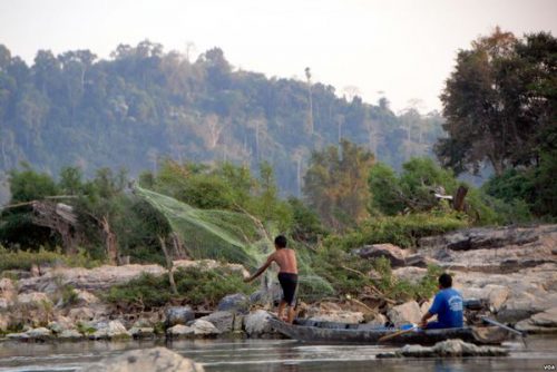 Đánh bắt thủy sản trên dòng Mê Kông (Ảnh: voa)