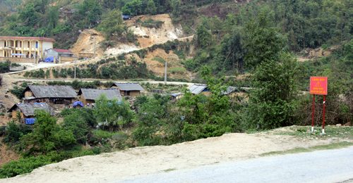 Nhiều hộ dân ở xã Tung Qua Lìn, huyện Phong Thổ, Lai Châu trở về nơi ở cũ, khu vực này đang tiềm ẩn nguy cơ sạt lở cao.