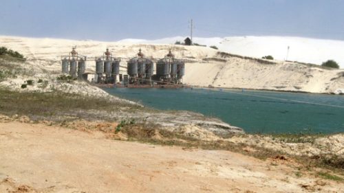 Bờ biển tỉnh Bình Định bị băm nát bởi các doanh nghiệp khai thác titan (Ảnh: Anh Tú) 